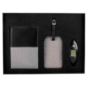 62000, SET DE VIAJE DAEGU. Set de viaje con porta pasaporte, identificador de maleta con papel para datos y báscula con display digital con capacidad máxima de 40 Kg. unidades de peso: Kg y lb) y caja de regalo.