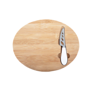 A2511, Tabla de quesos de bambú ovalada con ranura para cuchillo. Incluye: 1 cuchillo de acero inoxidable con mango de cerámica. Presentación: caja en color blanco.