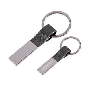 LLM3957, Llavero de barra metálica con recubrimiento de curpiel, con extremo abre fácil para insertar llaves y arillo metálico reforzado. Presentación: caja individual en color negro.