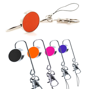 4526, Llavero cuelgabolsos metálico con corona en polipiel de vivos colores. Con cinta de transporte de cierre de mosquetón. Presentado en estuche individual.