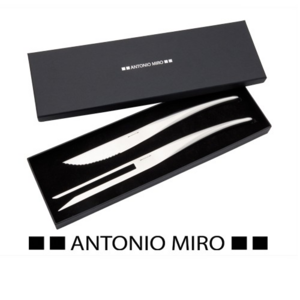 7150, Set de cocina de Antonio Miró con cuchillo de sierra y trinchador en acero inox. Presentado en estuche individual con logotipo de la marca e interior troquelado en suave espuma.