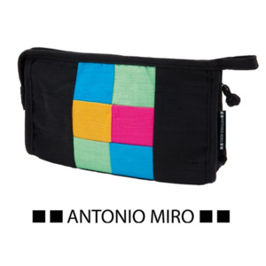 7155, Neceser multiusos de Antonio Miró en combinación de materiales microfibra y nylon. Con original diseño multicolor, cierre de cremallera y asa de transporte. Logotipo de la marca en etiqueta exterior. Con Forro Interior