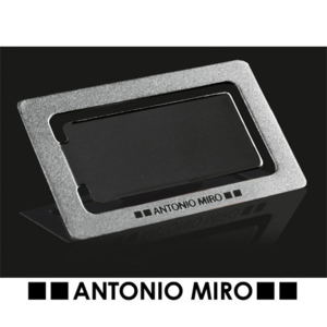 7217, Elegante marcapáginas metálico de Antonio Miró en color gris oscuro con logotipo de la marca. Presentada en caja individual.