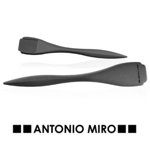 7218, Abrecartas de Antonio Miró con cuerpo de diseño y acabado en elegante metal anodizado. Con pastilla para marcaje y logotipo de la marca en mango. Presentado en caja individual negra.