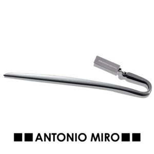 7227, Marcapáginas metálico de Antonio Miró en elegante acabado gris oscuro. Con logotipo de la marca.