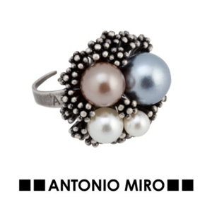 7188, Anillo ajustable de Antonio Miró en metal con incrustación de perlas sintéticas. Presentado en funda con logotipo de la marca.