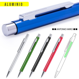 7353, Bolígrafo de Antonio Miró con cuerpo en aluminio de variada gama de vivos colores y en color plateado. De mecanismo pulsador y presentado en bolsita don logotipo de la marca. Tinta azul.