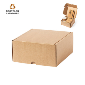 1313, Caja de presentación tamaño S, fabricada en cartón reciclado corrugado y acabado kraft. En línea con la tendencia del mercado hacia la sostenibilidad integral del regalo, ofreciendo soluciones de origen reciclado con el fin de ayudar a la mejora y conservación de nuestro planeta.