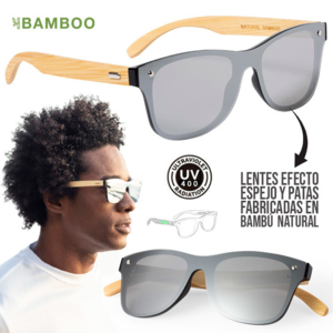 1030, Gafas de sol de línea nature con protección UV400. Montura negra en resistente material PC, con lentes efecto espejo y patas fabricadas en bambú natural. Presentadas en atractivo estuche de diseño eco. Lentes Efecto Espejo. Protección UV400