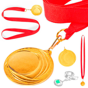 1190, Medalla metálica de acabado dorado en relieve. Con cinta de poliéster en rojo, mosquetón metálico a juego y especialmente diseñada para marcaje en láser.