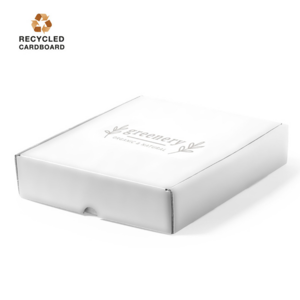 1551, Caja de presentación tamaño mediano fabricado en cartón reciclado corrugado de acabado blanco. En línea con la tendencia del mercado hacia la sostenibilidad integral del regalo, ofreciendo soluciones de origen reciclado con el fin de ayudar a la mejora y conservación de nuestro planeta.