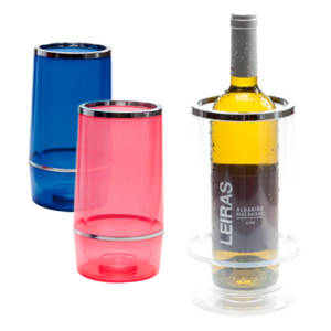 3833, Botellero para botellas de vino de hasta 75 cl en original acabado transparente en variados colores. Con anillas en color plateado brillante y base adaptada para botella. Presentado en caja individual.