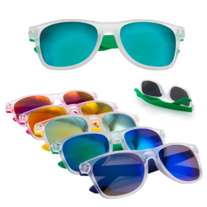 4217, Gafas de sol con protección UV400 de clásico diseño. Con montura de acabado translúcido, patillas en divertidos colores y lentes espejados a juego. Protección UV400