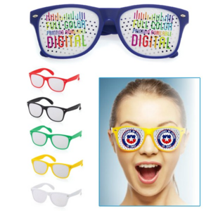 4234, Gafas de original diseño especialmente diseñadas para marcaje a todo color digital. Con montura en divertidos colores y lentes perforadas.