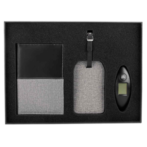 62000, SET DE VIAJE DAEGU. Set de viaje con porta pasaporte, identificador de maleta con papel para datos y báscula con display digital con capacidad máxima de 40 Kg. unidades de peso: Kg y lb) y caja de regalo.