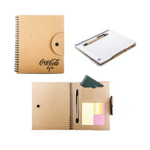 LE-012, Libreta ecológica de cartón con espiral, incluye cuatro lineas de banderas adhesivas y dos blocks de notas rectangular y cuadrado, sobre ranura para tarjetas, 70 hojas rayadas y bolígrafo ecológico de cartón reciclado