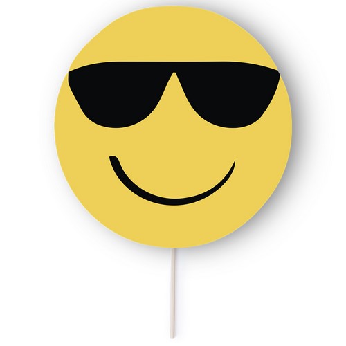 5406, Selfie Pai Pai en divertidos diseños emoji y llamativo color amarillo. En papel de alto gramaje y con mango de madera. Disponible en diseños corazón, gafas de sol, guiño y sonrisa.