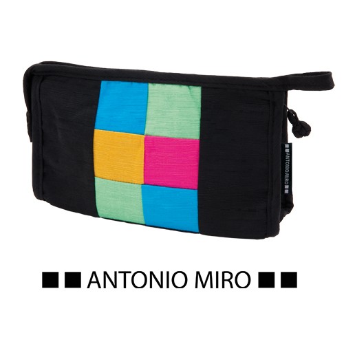 7155, Neceser multiusos de Antonio Miró en combinación de materiales microfibra y nylon. Con original diseño multicolor, cierre de cremallera y asa de transporte. Logotipo de la marca en etiqueta exterior. Con Forro Interior