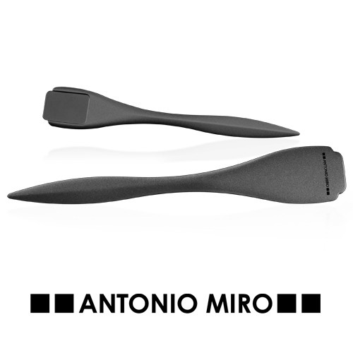 7218, Abrecartas de Antonio Miró con cuerpo de diseño y acabado en elegante metal anodizado. Con pastilla para marcaje y logotipo de la marca en mango. Presentado en caja individual negra.