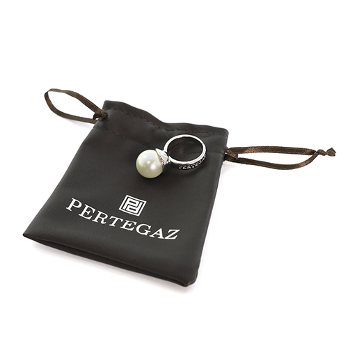 7266, Anillo ajustable de Pertegaz en metal con incrustación de perla de cristal. Presentado en funda con logotipo de la marca.