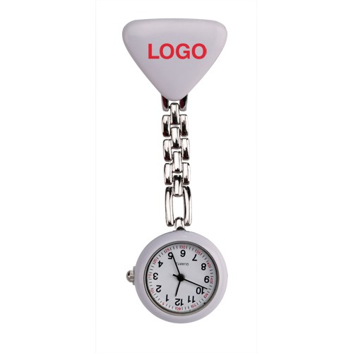 3674, Reloj de bolsillo analógico con esfera en color blanco y resistente cristal. Con cadena y pinza de acople.