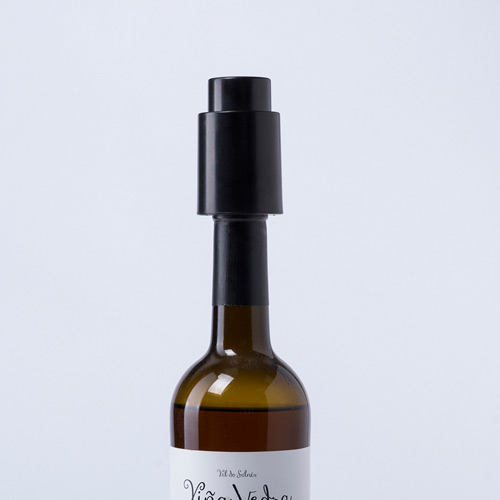 6097, Tapón con bomba de vacío para botellas de vino en elegante diseño de color negro. Parte superior del tapón para marcaje en tampografía. Presentado en caja individual.