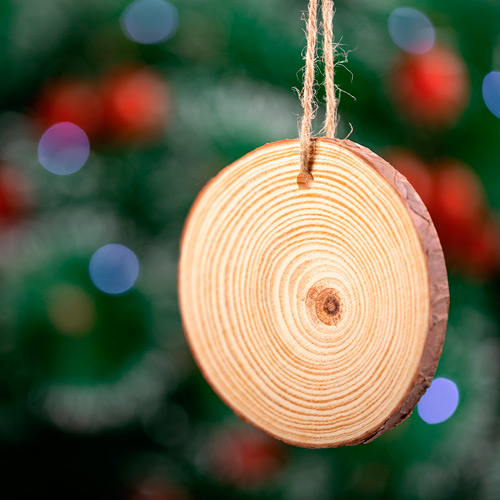 6276, Adorno navideño en madera natural al corte, con lacito para colgar y bola a juego. Ideal para marcaje en láser.