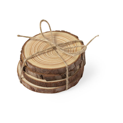 6487, Set de posavasos en madera de pino natural. Incluye 4 piezas de aproximadamente 1cm de grosor. Corte natural, con diámetros de posavasos entre 8 y 10 cm, con cuerda en yute natural. 4 Piezas