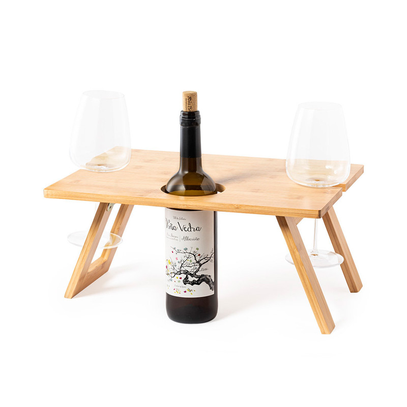 1232, Mesa plegable para los aficionados al mundo del vino. Fabricada en bambú, incluye compartimento para botella de 75cl y 2 soportes para copa. De fácil plegado y tamaño compacto, presentada en atractiva caja individual de diseño eco.  Plegable