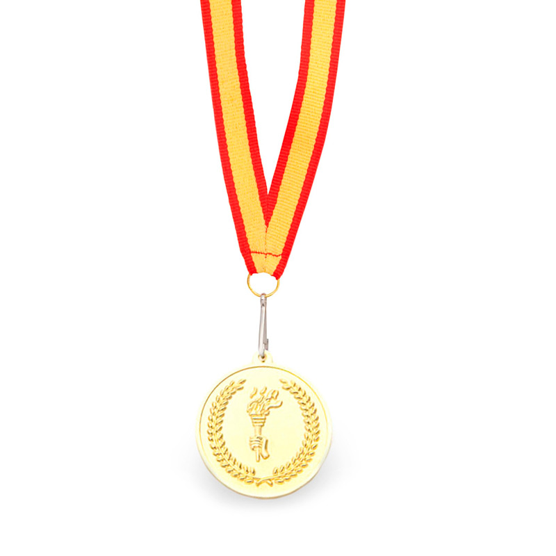 3743, Medalla metálica con cinta de poliéster en acabado rojo y bandera española. Con cierre mosquetón para fácil marcaje y disponible en modelos oro, plata y bronce.