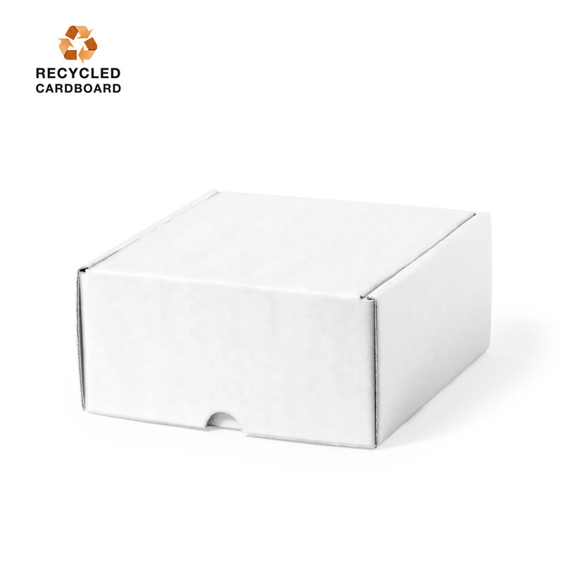 1550, Caja de presentación tamaño S, fabricada en cartón reciclado corrugado y acabado blanco. En línea con la tendencia del mercado hacia la sostenibilidad integral del regalo, ofreciendo soluciones de origen reciclado con el fin de ayudar a la mejora y conservación de nuestro planeta.