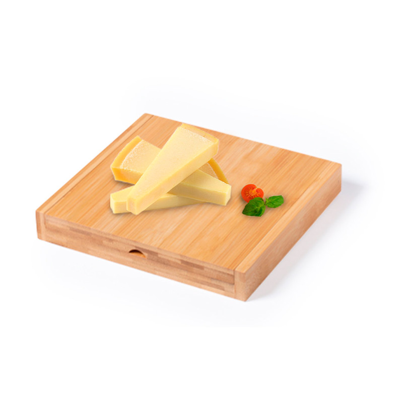 1712, Original set de quesos en caja plegable con troquelado interior para cada accesorio y en formato rectangular. Accesorios en acero inox con mango en bambú. Presentado en caja individual de diseño kraft. 4 Piezas