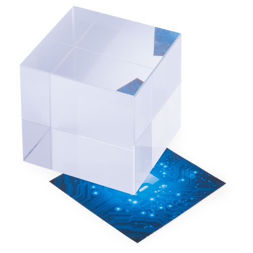 5042, Pisapapeles de cristal con forma de cubo. Especialmente diseñado para marcaje digital y en láser. Presentado en estuche de protección individual troquelado con cierre magnético.