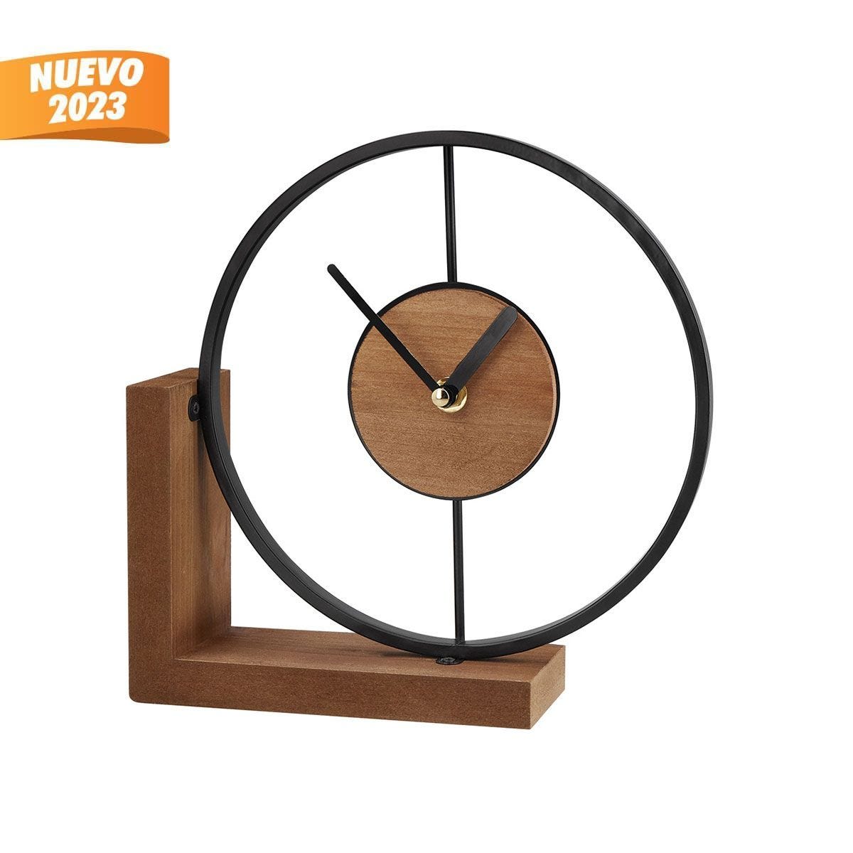 MK 016, RELOJ OCEL. Reloj de mesa con un toque de diseño industrial. Base de madera con estructura metálica que agrega calidez y carácter a cualquier espacio. Requiere 1 pila AA (no incluida).