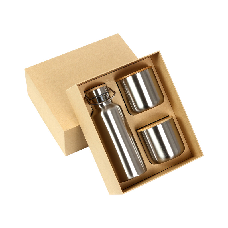 ST-041, Set Ludvika. Set que incluye una botella y dos tazas, fabricadas en acero inoxidable reciclado doble pared con detalle tipo madera. Capacidad de botella 500 ml., tazas 350 ml. Incluye caja de regalo.