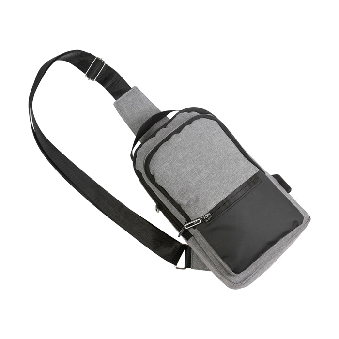 TX-161, Mochila de hombro fabricada en poliéster, bolsillo frontal con cierre, correa ajustable, asa superior y puerto integrado para carga USB. Incluye cable USB.
